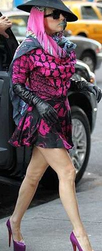 ladygaga服装,ladygaga的奇葩服装 会看起来没有血色,但lady gaga运用服装去搭配这样的唇色,反而别有一