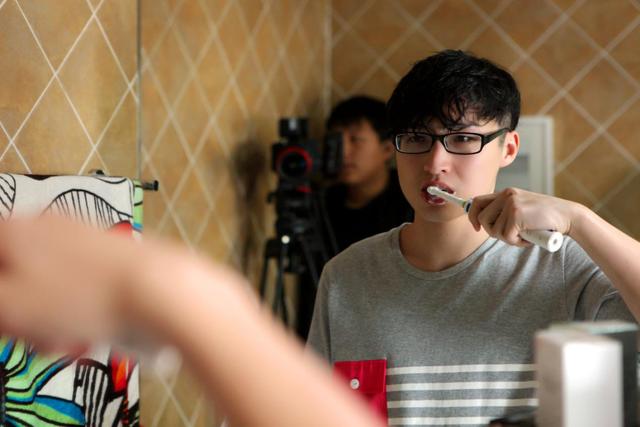 《类似爱情》番外制作中 黄礼格神演技感染众人