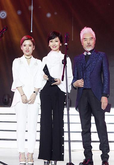 赵雅芝获封“年度风尚慈善艺人” 优雅善心更美