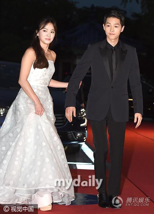 正直播百想颁奖礼:宋仲基宋慧乔牵手虐狗