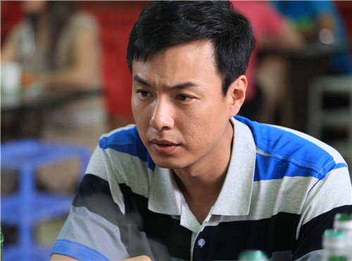 《新儿女情长》上海热拍 硬汉朱铁展柔情魅力