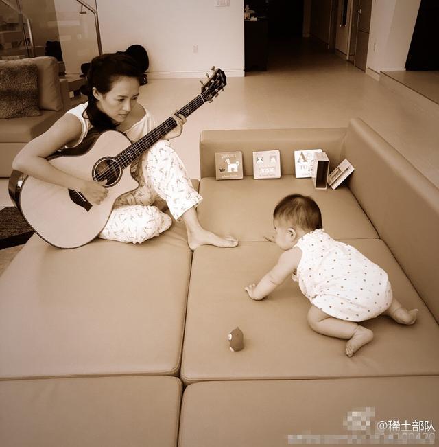 章子怡穿睡衣给醒醒弹吉他 培养下一个汪峰？