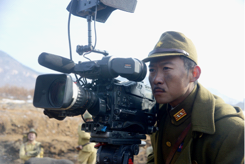 赵艺然拍《穿越烽火线》玩客串 笑谈表演不够坏