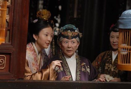 鸳鸯新版《红楼梦》正文电视和贾母腾讯抗日讯新版《红楼梦》娱乐剧百度网盘图片