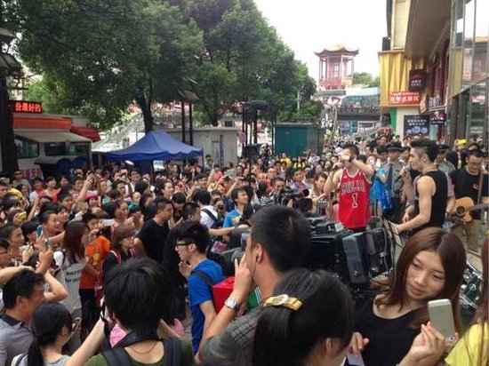 《男声学院》征集路人唇印 小强被歌迷索吻