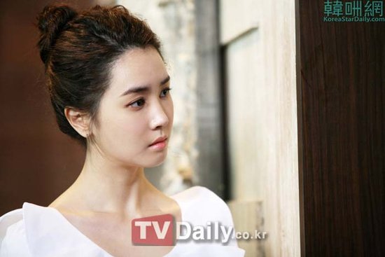 《Miss Ripley》剧照曝光 李多海变身优雅职员