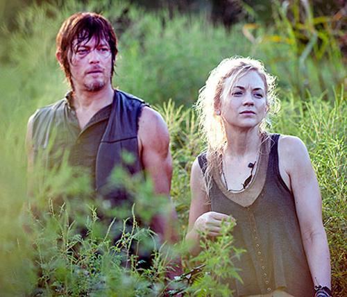 《行尸走肉》再牵红线 “弩男”与贝丝因戏生情