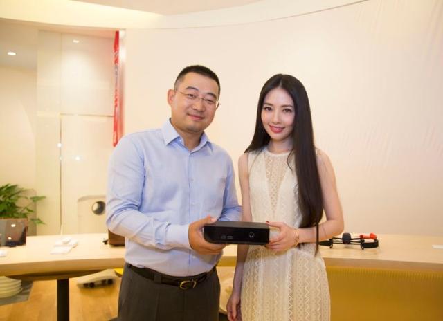 老公郭碧婷现身戴尔618活动现场