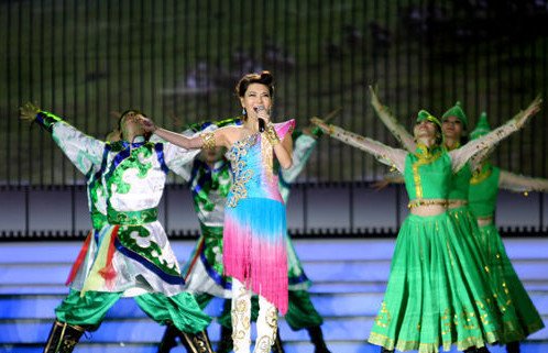 金鸡百花电影节开幕 乌兰图雅献唱《套马杆》