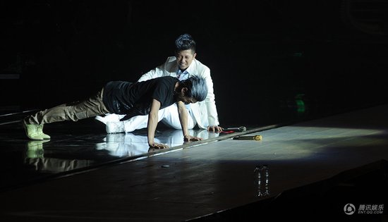 羽泉上海开唱耍宝不断 海泉使坏整蛊羽凡