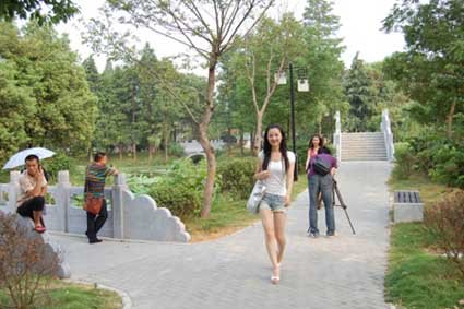 山东卫视《围观》求真相 是谁杀害了荷花仙子