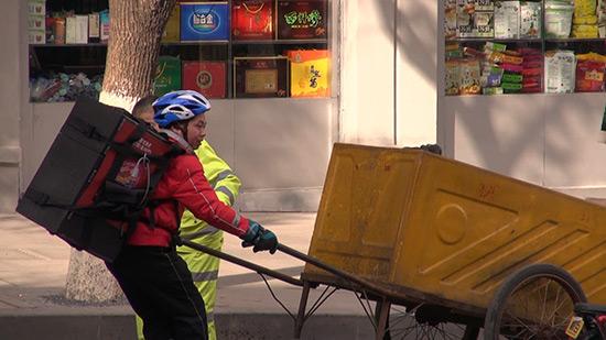 《你会怎么做》清洁工遭遇困难 外卖侠出手相