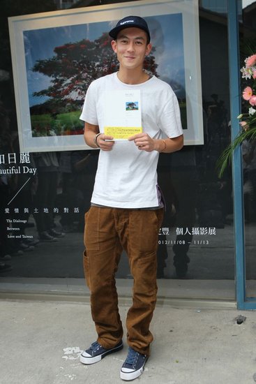 陈冠希力挺田定丰摄影展 现场切磋知音惺惺相惜
