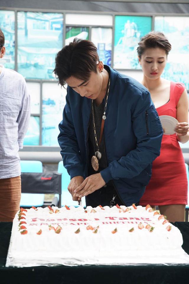 唐禹哲剧组庆生 拍戏受伤仍敬业坚持拍摄