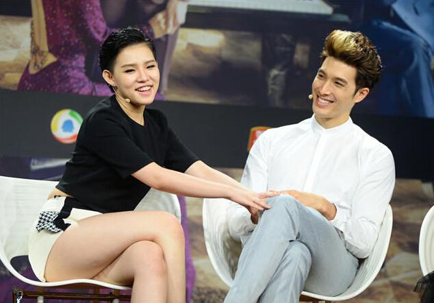 谢依霖豪放猛揩油 狂摸蔡依林男友大腿