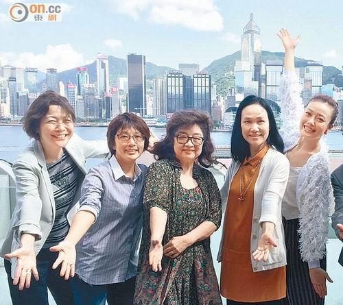 徐小凤陪五轮真弓喝茶 容祖儿变身粉丝改行程