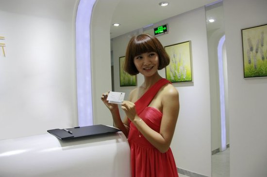 广东卫视花旦吴瑕清纯亮相 出专辑欲做全能艺人