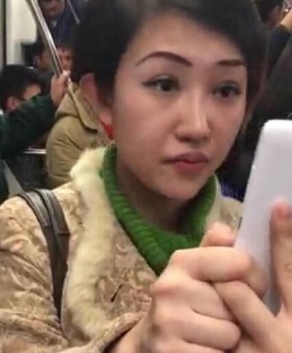 上海地铁凤爪女被曝是小提琴老师 曾上相亲节目