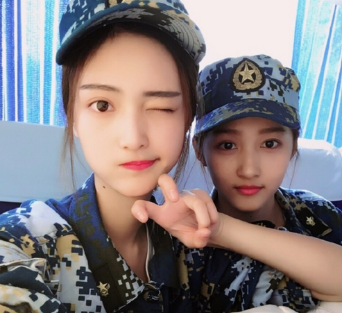 关晓彤室友发文怼喷子：我不是你们看她的途径