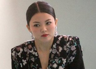 李湘化浓妆小秀性感 返酒店遇友人热聊