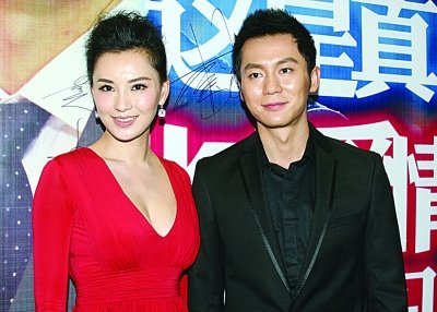 李晨莫小棋亲密亮相否认来电 因太熟下不去手