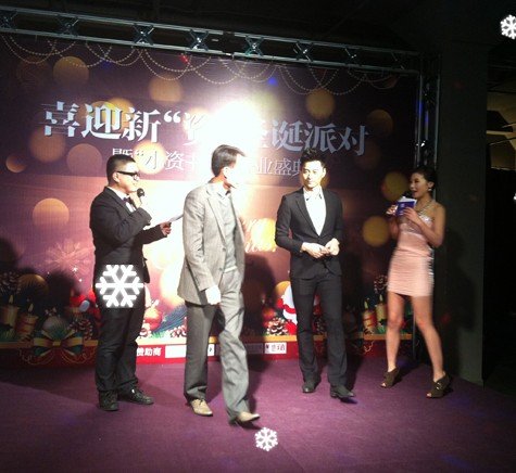 王妍苏王伊受邀出席圣诞派对 相互调侃显默契