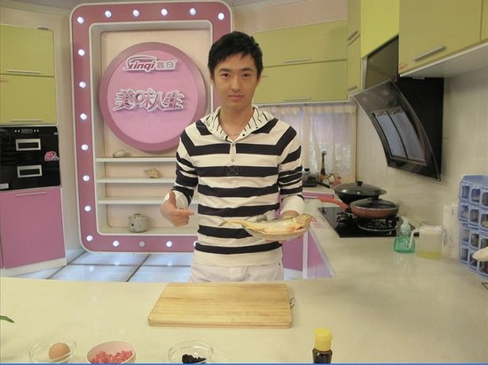 姜洋美食节目宣传新歌 秀厨艺被赞绝版好型男