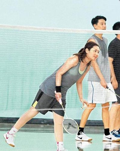 Selina与Ella打羽毛球 脱下外衣露伤疤(图)