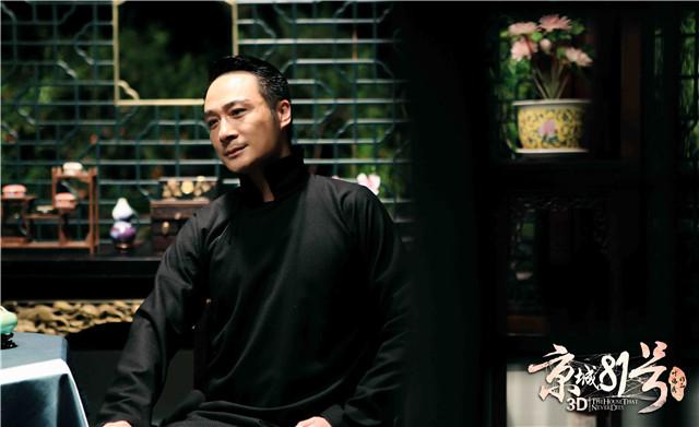吴镇宇在《京城81号》中,饰演霍家豪门大少爷,日理万机心力交瘁