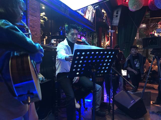 被演戏耽误的歌手?俞灏明酒吧嗨唱《告白气球