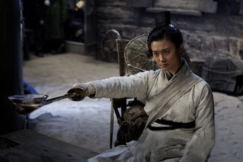 《龙门飞甲》曝剧照 李宇春大刀端酒碗一条过