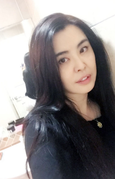 49岁王祖贤自拍近照曝光 长发披肩表情淡然