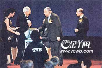 97岁的邵逸夫（右一）与主持嘉宾董建华步入颁奖会场