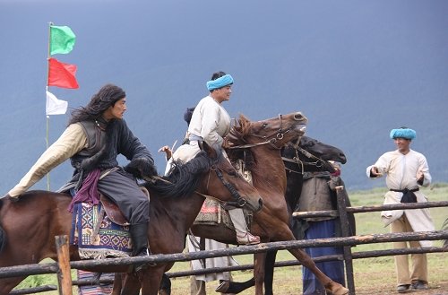 胡歌《香格里拉》拒用替身 冒雨拍摄坠马惊魂