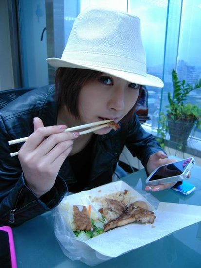 陆瑶台北顶寒秀美腿 精心准备《路遥》宣传