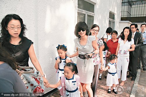 陈奕迅女儿随妈咪开心吃喝 紧张“开枪”射记者【图】