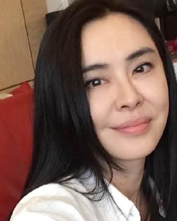 王祖贤日前转发她的美照,替粉丝们送来中秋节的祝福,照片中王祖贤