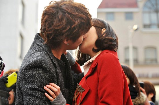 《闪亮的她》热播 金亨俊苏怡贤街头热吻照公开