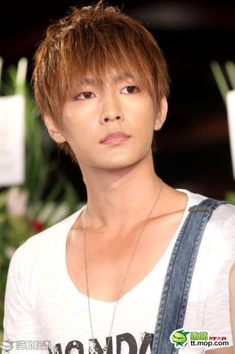 炎亚纶整容了吗?炎亚纶旧照前后对比(图)