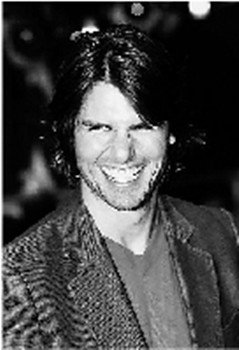 汤哥新片化身摇滚肌肉男 戴假睫毛涂指甲油(图