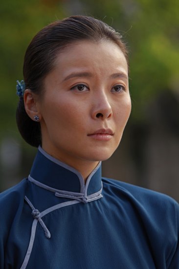 柯蓝 饰 梅子梅子,武汉人,雪茄之妻,一个"坚强了一辈子的女人".