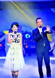 图为:主持人夫妻档邱启明,李菡