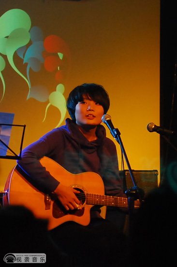 90后女声王胜男启动城市角落巡演 一把吉他清唱_娱乐_腾讯网