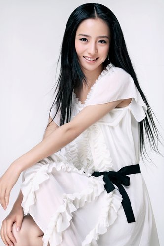 佟丽娅《怪侠一枝梅》片场庆生 萧正楠唱生日歌