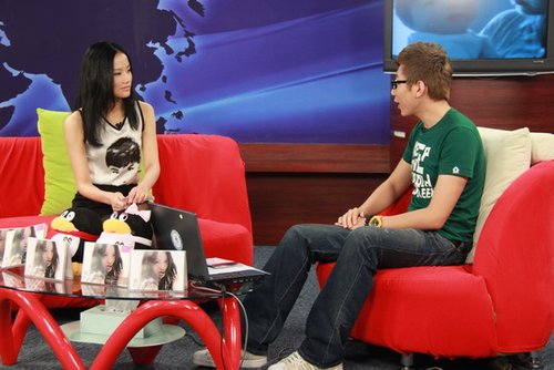 黄龄做客现场high歌 自信宣言我的唱法不可复