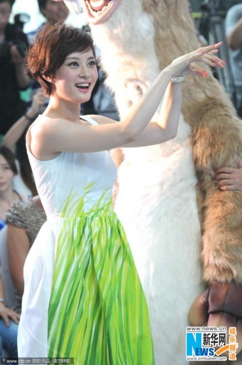 孙俪着碎花裙捞金似邻家姐姐 跳搞笑舞蹈俏皮