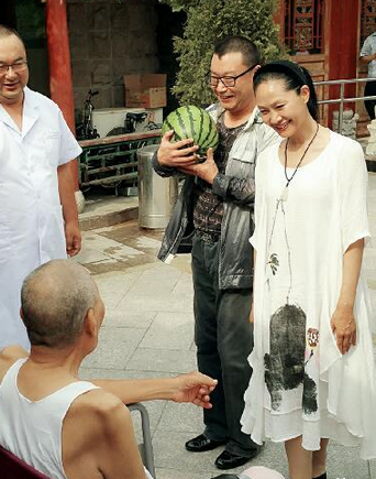 尹相杰于文华慰问老人 现场分发西瓜献爱心