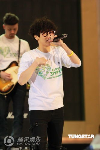 311烛光晚会现场 何韵诗唱《永不放弃》(图)