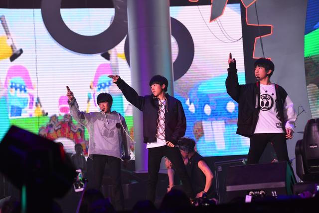 TFBOYS新舞QQ音乐年度盛典首秀 引发尖叫时刻