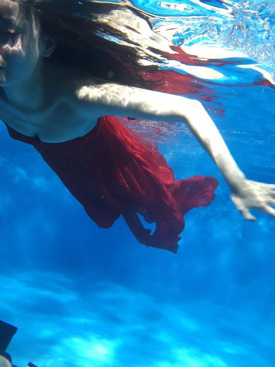 黄龄《风月》MV预告片出炉 挑战水下八小时拍